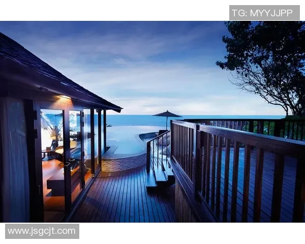 以泳池为核心打造夏日度假村 完美融合水景与休闲娱乐体验 以泳池为核心打造夏日度假村 完美融合水景与休闲娱乐体验