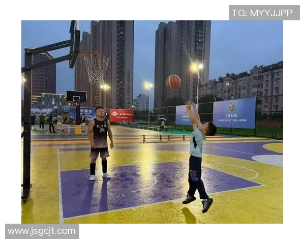 中国足球明星跨界赛盛况空前球场外的精彩对决引发热议与期待 中国足球明星跨界赛盛况空前球场外的精彩对决引发热议与期待